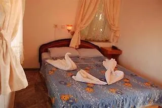 Antonios Bed & Breakfast Side